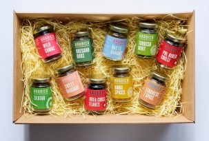 Charming Wedding Ideas: Using Mini Jam Jars as Memorable Wedding Favours